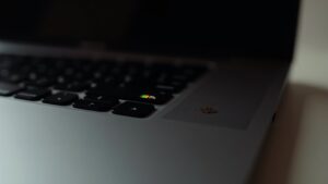 macbook wyłącza się o 20